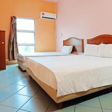 Oyo 90598 Living House C0 Kuching Exterior foto