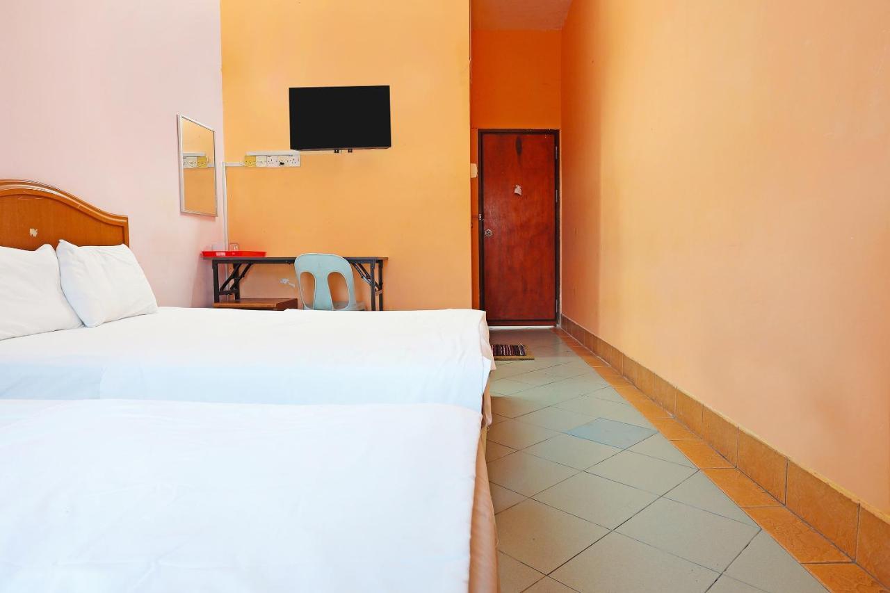 Oyo 90598 Living House C0 Kuching Exterior foto