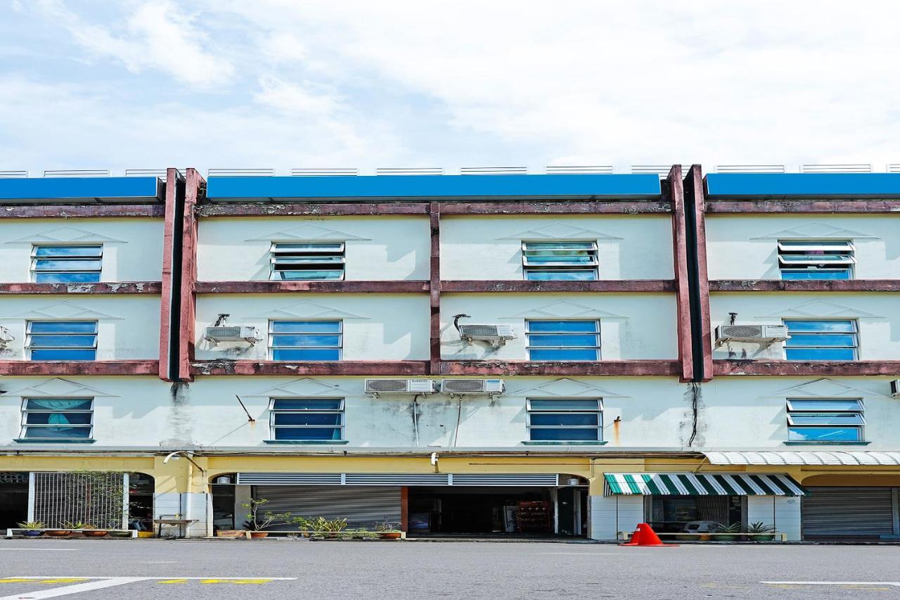 Oyo 90598 Living House C0 Kuching Exterior foto
