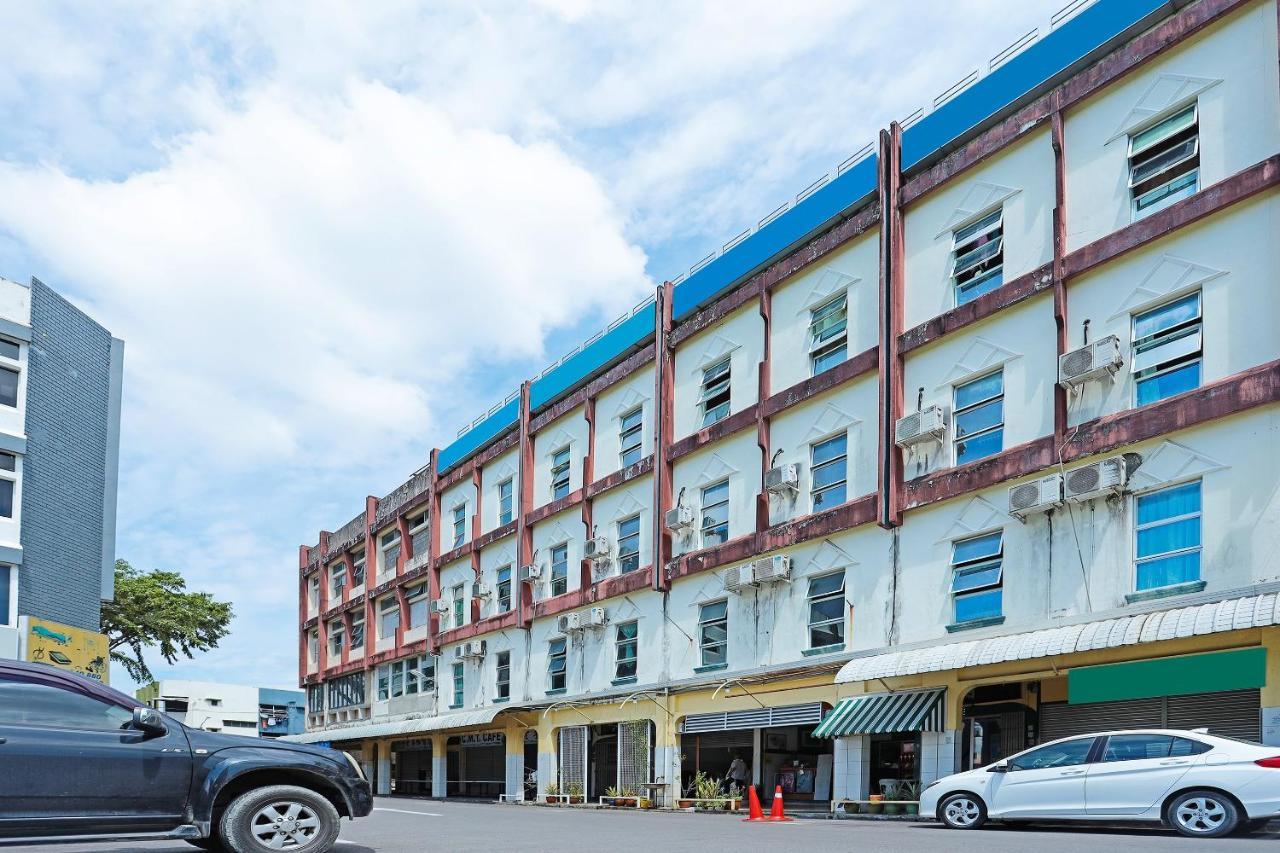 Oyo 90598 Living House C0 Kuching Exterior foto